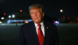 Trump confirmă că a fost mutat pe ascuns în alt avion cu un camion de catering, de frica unui posibil asasinat