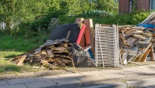 Două italience au găsit 86.000 de euro într-un dulap aruncat pe stradă. Ce s-a întâmplat cu banii