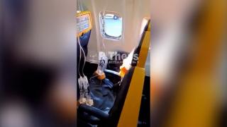 Cum s-a spart geamul avionului Ryanair, prin care un pasager a fost la un pas să fie aspirat afară