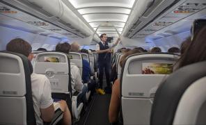 Pericolul invizibil pentru pasageri. Ce se întâmplă la bordul unui avion în timpul unei furtuni solare