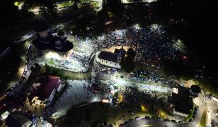 Pelerinii veniţi la Mănăstirea Nicula s-au rugat întreaga noapte la Icoana Fecioarei Maria