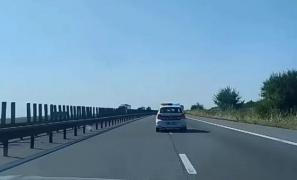 De ce merge Poliţia între benzi, pe autostradă? Puţini şoferi cunosc motivul, unul chiar a vrut să sune la 112
