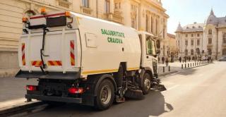 Un angajat al firmei de salubrizare din Craiova a murit electrocutat în timp ce ridica un tomberon