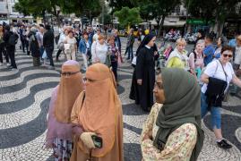 Portugalia interzice oficial portul vălului musulman în public. Măsura, la iniţiativa extremei drepte