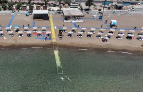 Plaja din Turcia unde persoanele cu dizabilităţi pot ajunge direct în apă. Cum a fost făcut accesul la mare