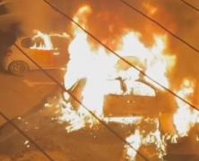 Două maşini, scrum după un incendiu în Oradea. Poliţia spune că focul a fost pus intenţionat