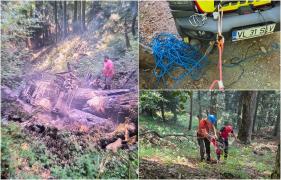 Un mort și doi răniți în Vâlcea după ce au căzut cu mașina 300 m într-o prăpastie. Victima, aruncată în impact