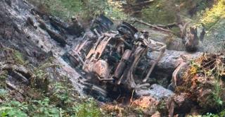 Un mort şi 3 răniţi după ce o maşină s-a prăbuşit într-o râpă din zona Cheia şi a luat foc