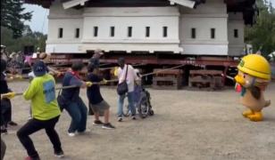 Sute de japonezi, chemați să tragă cu funiile un castel de 360 de tone. Momentul inedit, surprins în imagini