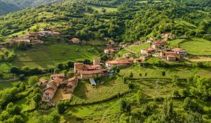 Satul în care mai trăieşte un singur bătrân. Refuză să plece la oraş şi îşi face cumpărăturile o dată pe lună