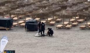 Încă un fragment de dronă, găsit printre şezlonguri pe plaja din Olimp. Avea încărcătură explozivă