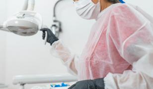 Un medic stomatolog ar fi raportat servicii medicale fictive timp de 4 ani. Încasările depășeau 100.000 de lei