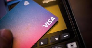 Un bărbat din Argeş a găsit un card şi l-a folosit de 17 ori la cumpărături. Valoarea prejudiciului