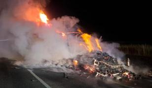 Incendiu la semiremorca unui autotren, în Drăgușeni. Au ars 700 de europaleți