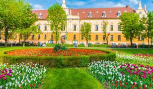 Parcul central din Brașov, concesionat unui privat pentru o parcare subterană. Proiectul, criticat de USR