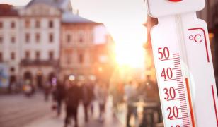 HARTĂ: Cod roșu de caniculă extremă în 4 judeţe până miercuri. Temperaturi de 41°C şi nopţi tropicale