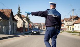 O fată de 17 ani ar fi lovit cu bâta un poliţist aflat în misiune, în Covasna. Adolescenta a fost arestată