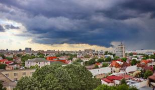 Vreme la extreme în România. Cod galben de vijelii în 10 judeţe, alertă de caniculă în alte 13
