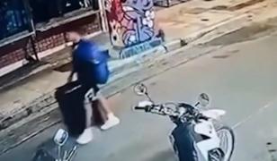 Momentul în care un afgan cară cadavrul unei femei în valiză prin Atena. Ar fi ucis-o cu o zi înainte