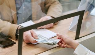 Prima bancă de la noi care permite amânarea ratelor pentru dezvoltatorii imobiliari după blocajul de la ANCPI