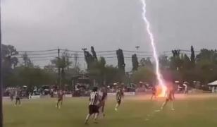 Momentul în care un fotbalist de 24 de ani a murit lovit de fulger, în timpul unui meci în Thailanda