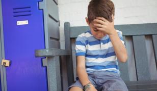 Sondaj: Peste jumătate dintre copiii cu părinţi la muncă în străinătate vor ca aceştia să revină în ţară