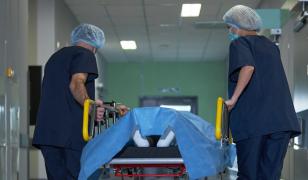 Un tânăr s-ar fi electrocutat în timp ce tundea iarba, în Buzău. A ajuns în stare gravă la spital