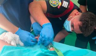 Un copil de 2 ani din Reghin şi-a prins mâna în maşina de tocat. Pompierii au intervenit în sala de operaţii