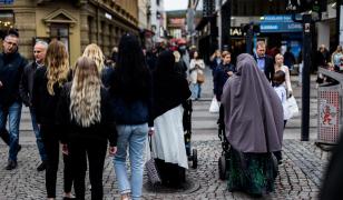 O ţară din Europa oferă 32.000 de euro fiecărui adult care pleacă din ea. Cine poate primi banii