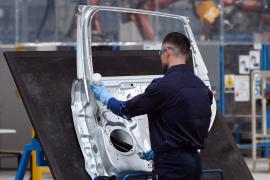 Cel mai mare producător auto din Europa pregăteşte restructurări dure: 50.000 de concedieri şi fabrici închise
