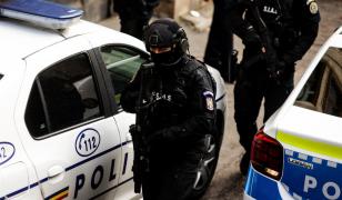 Poliţişti atacaţi cu pietre şi pahare în timpul unei petreceri în Sectorul 3. Scandalagii, săltaţi de mascaţi