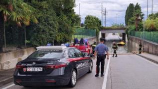 A murit înecată, după ce a rămas captivă în maşina blocată într-un pasaj feroviar inundat în Italia