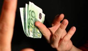 O femeie din Iaşi ar fi încercat să mituiască o minoră violată să-şi retragă plângerea cu 10.000 € şi o maşină