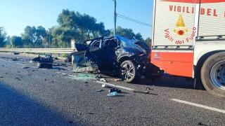 Un tată și fiicele sale au murit într-un accident în Italia. Mama, aflată și ea în mașină, în stare gravă