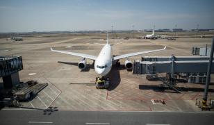 Biletele de avion s-ar putea scumpi de anul viitor. Preţul combustibilului pentru aviaţie a crescut cu 90%