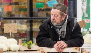 Un bărbat oferă 5.500 de euro celui care îl ajută să găsească o gospodărie la țară. Ce condiţii are