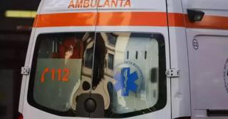 Două persoane, rănite după ce o ambulanţă a intrat într-un gard, în Bucureşti
