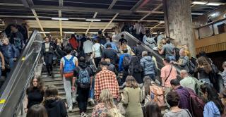 Românii stau cel mai aproape de serviciu din Europa. Totuși, pierd aproape o oră pe drum. Studiu