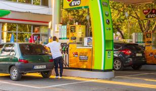 Benzina ar putea depăşi 10 lei, iar motorina 11 lei pe litru, zilele următoare - Analiză