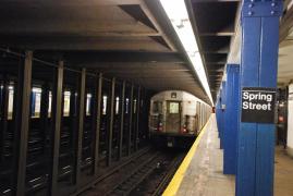 S-au aşezat pe şine şi au aşteptat să vină trenul: doi tineri au murit într-o staţie de metrou din New York