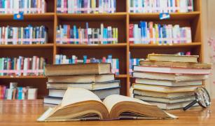 Un bărbat a returnat la bibliotecă o revistă după 132 de ani. La cât a ajuns amenda
