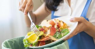 Românii aruncă bani la gunoi. Cât pierde o familie într-un an din cauza risipei alimentare