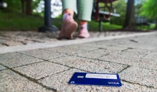 Au făcut cumpărături online de 1.900 de lei cu un card găsit pe stradă, în Teiuş. Cui îi aparţineau banii