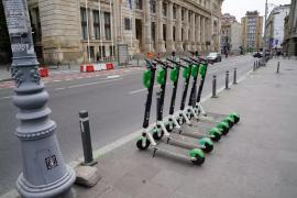 Guvernul vrea cască obligatorie pentru toți utilizatorii de trotinete electrice. De ce se opun Bolt și Lime