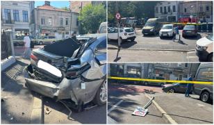 Accident pe Calea Griviței din Capitală. O șoferiță a dat cu spatele și a lovit doi oameni și trei mașini
