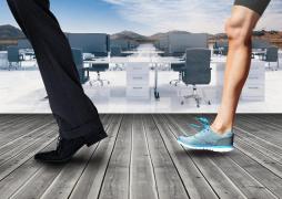 (P) Pantofi sport la birou? Cum îi integrezi în ținute moderne, acolo unde dress code-ul permite