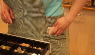 Un tânăr a furat peste 400.000 de euro de la compania la care lucra. De ce nu a fost arestat