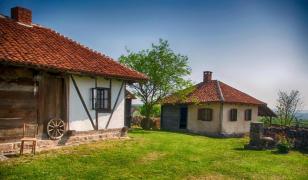 Satul uitat de lume în care 2 case se vând cu 29.000 de euro. În preţ intră şi terenul de 17.000 mp