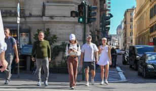Turiștii ar putea primi o amendă de 75 de euro în Italia pentru această abatere. Noi reguli pentru pietoni