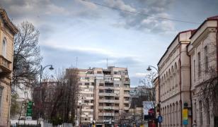Românii dețin cele mai multe locuințe din UE, dar locuiesc în gospodării supraaglomerate